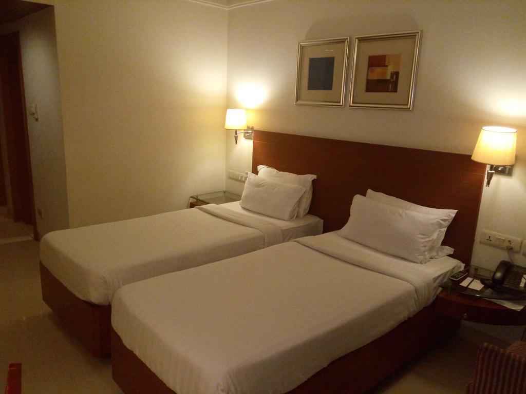 Hampshire Plaza Hotel Hyderabad Exterior foto