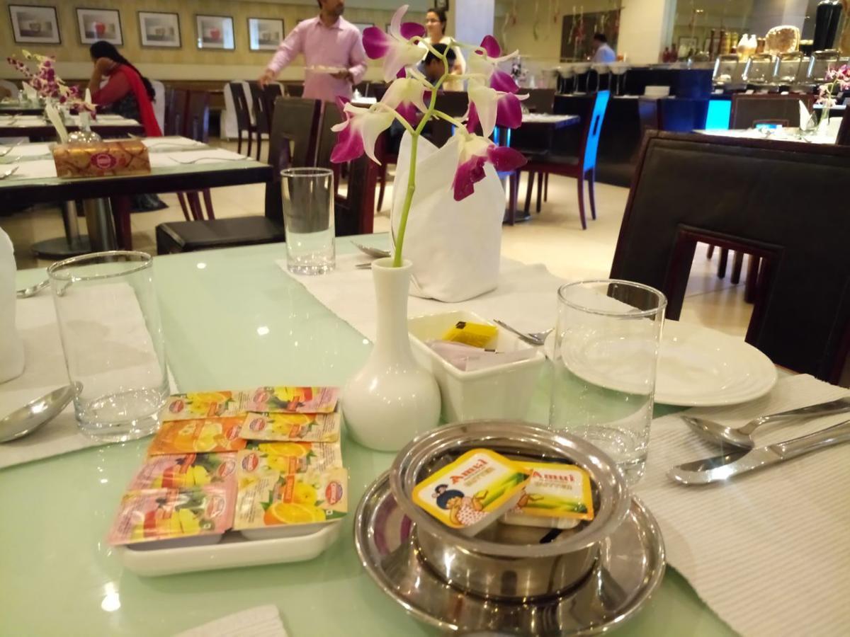 Hampshire Plaza Hotel Hyderabad Exterior foto