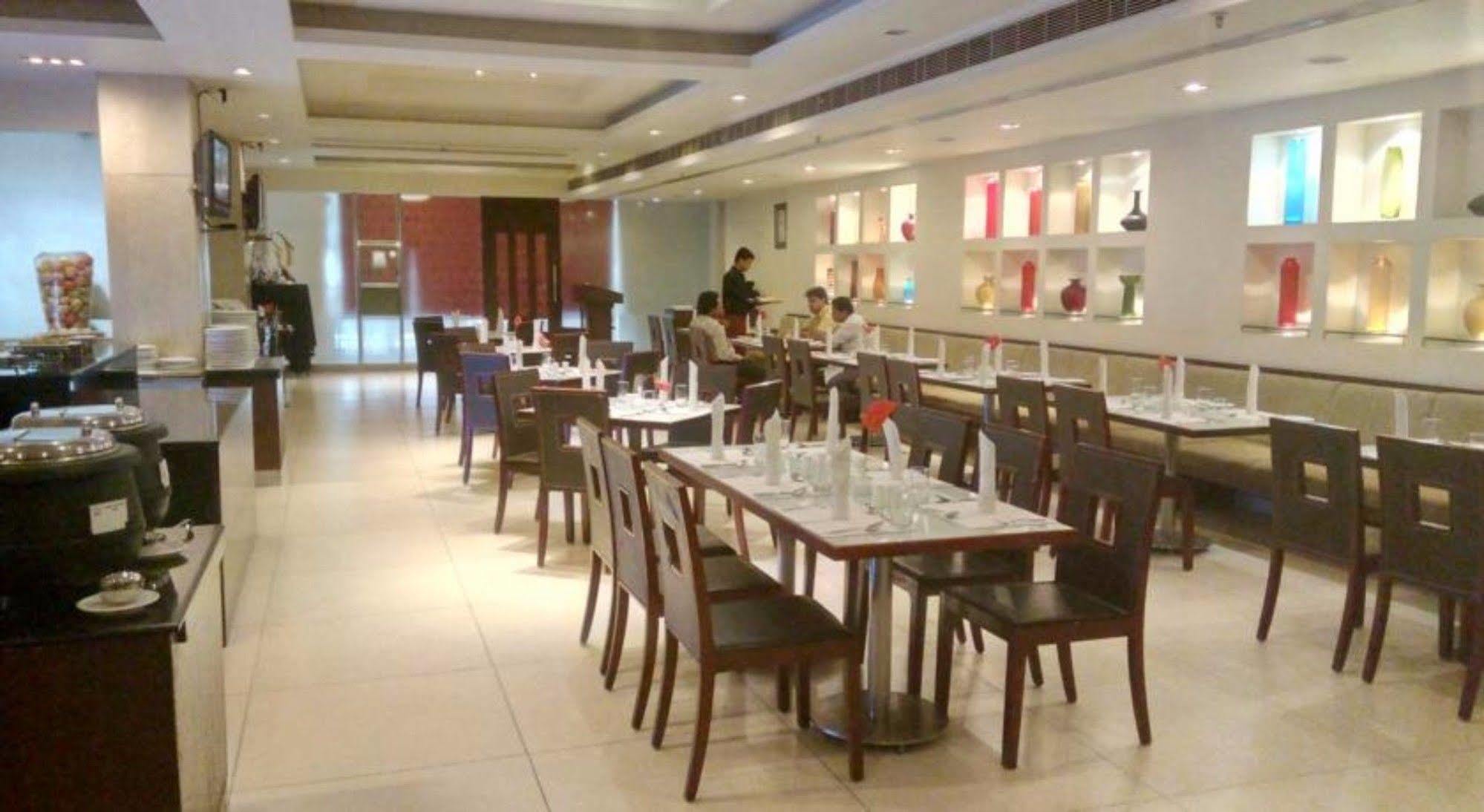 Hampshire Plaza Hotel Hyderabad Exterior foto